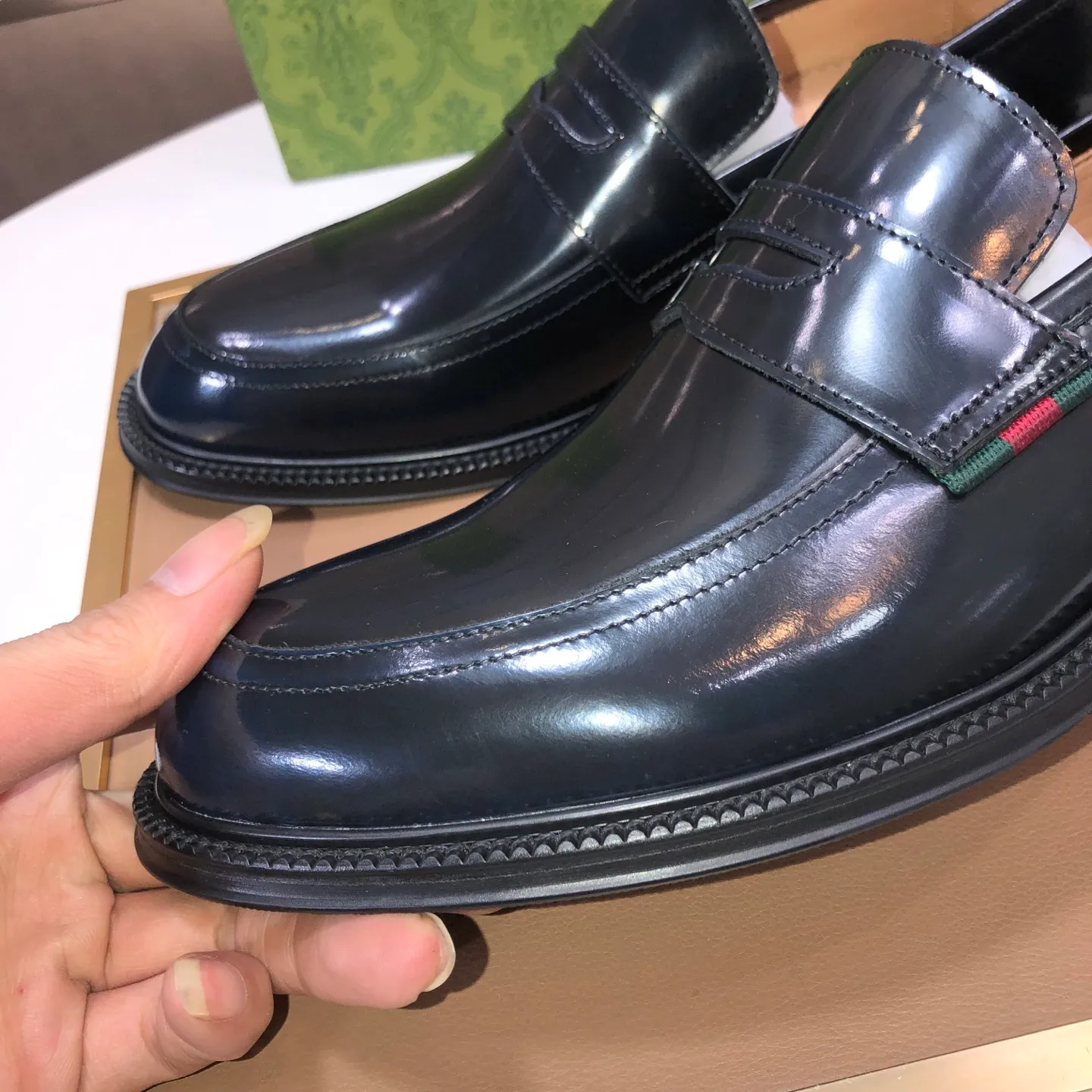 Factory batch 500💰Italy’s top luxury men’s shoe giant (GUCCI) (Gucci) (full cowhide lining) new arrival🍃Original European style🔰 Pleasant to the eye😍In order to make the shoes more durable and non-deformable🌀The production continues to follow traditional methods but there is still no lack of innovation💪The original sheepskin is selected for the leather♻️Smooth, natural and extra bright⭐Made of imported cowhide The rich man’s first choice 38-45 (45 customized)
